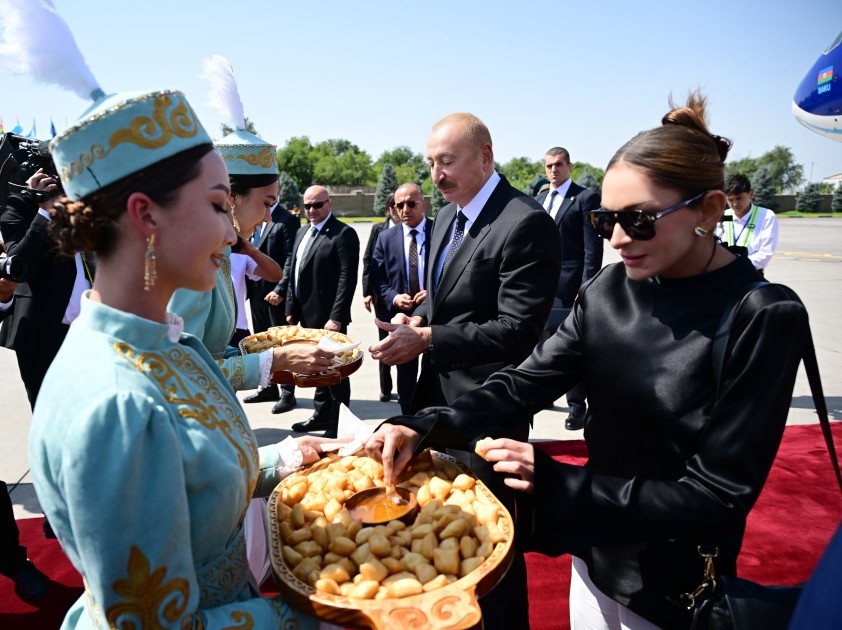 Prezident Qırğızıstana işgüzar səfərə getdi - FOTO