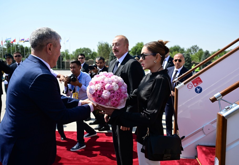 Prezident Qırğızıstana işgüzar səfərə getdi - FOTO