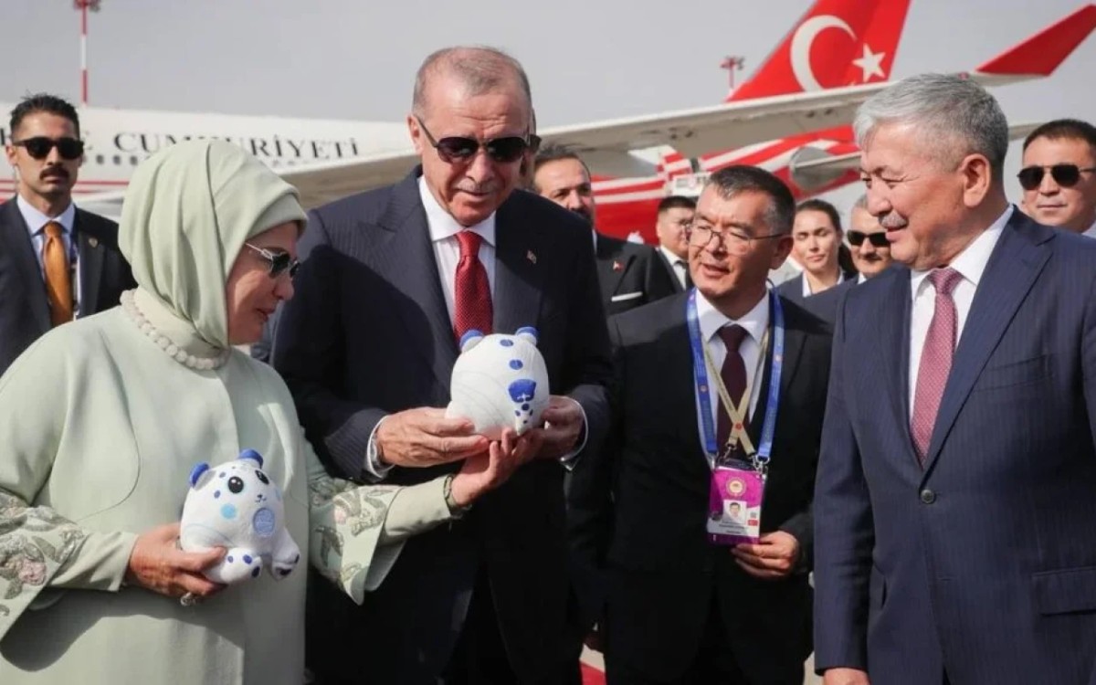 Ərdoğana da həmin oyuncaq hədiyyə edildi