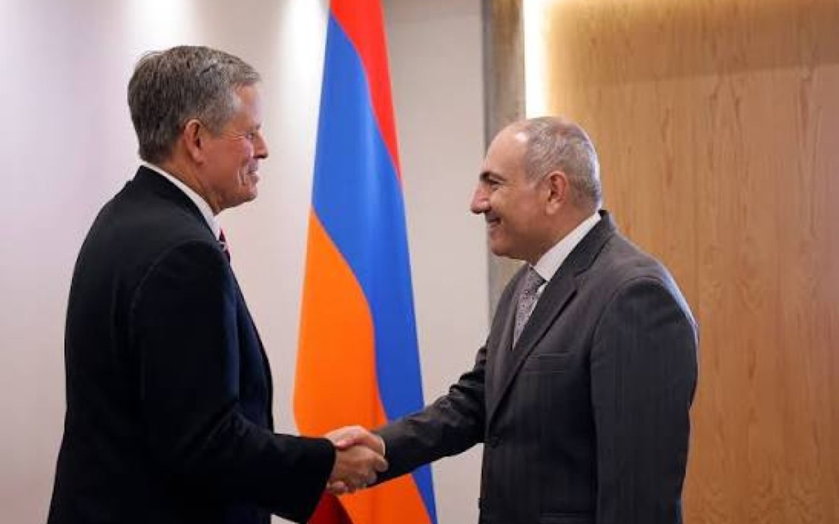 Paşinyan ABŞ senatoru ilə müzakirələr apardı