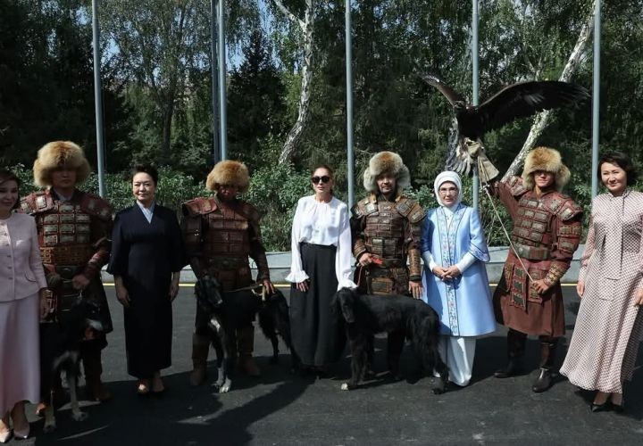 Beş ölkənin birinci xanımları Bişkekdə əl işləri sərgisini ziyarət edib