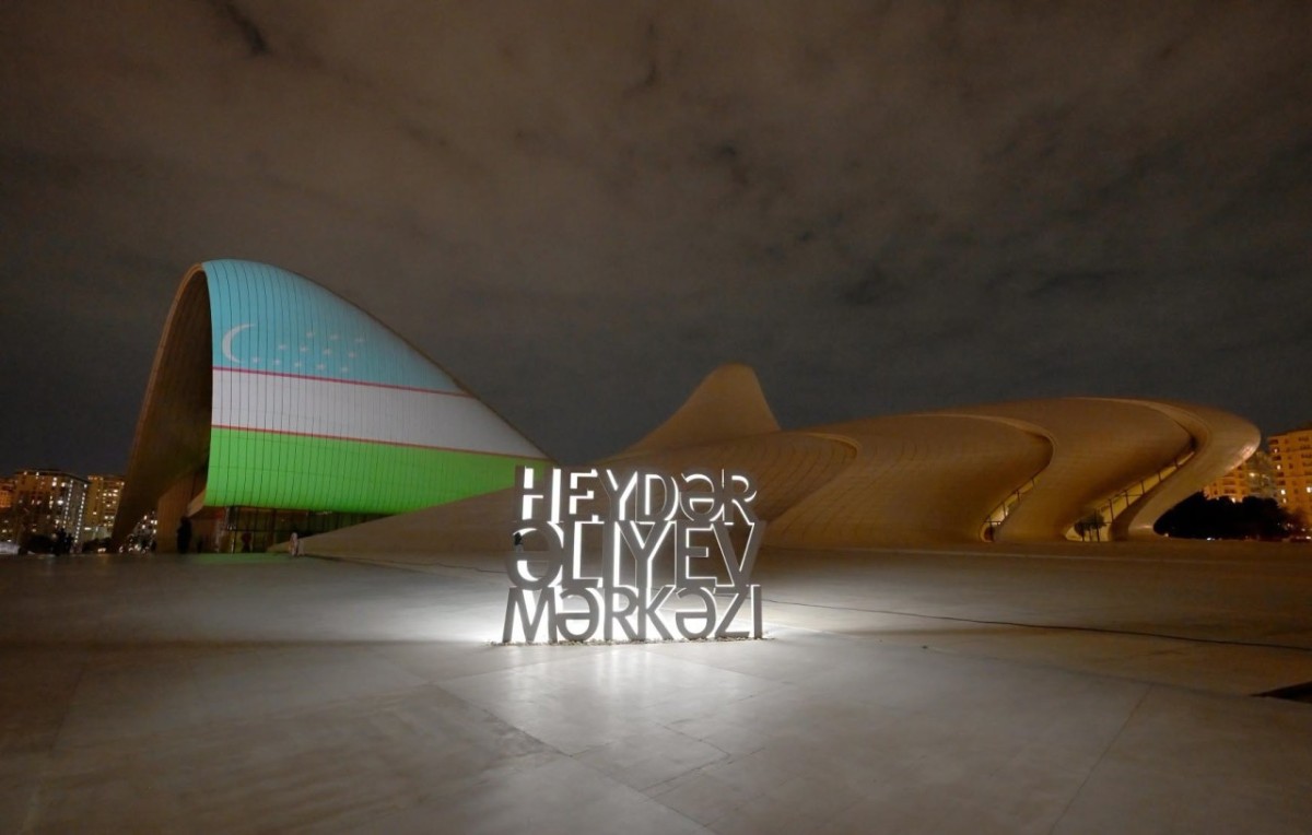 Heydər Əliyev Mərkəzi Özbəkistan bayrağınının rənglərində - FOTOLAR