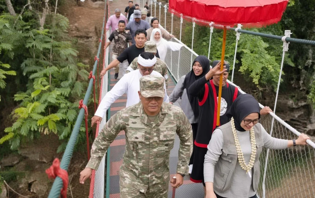 724 minlik körpü açılışda çökdü - Video