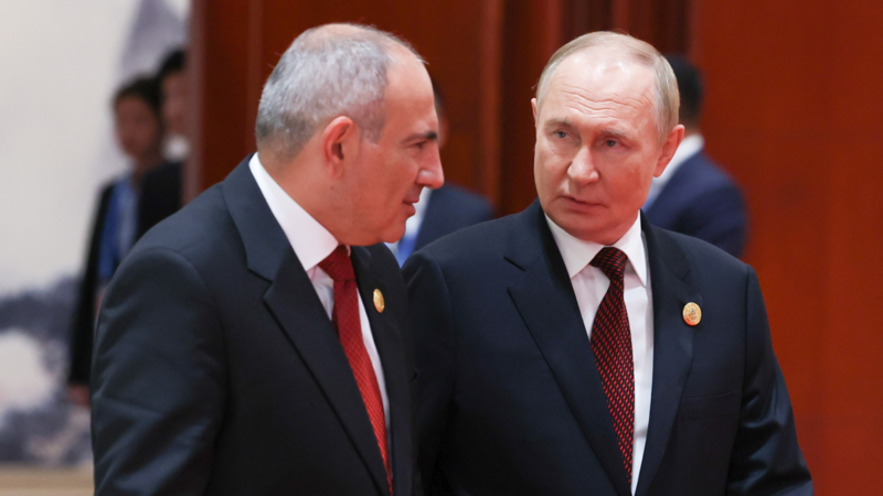"Azərbaycanın daxili işlərinə qarışmalı idik?" - Putindən Paşinyana sual
