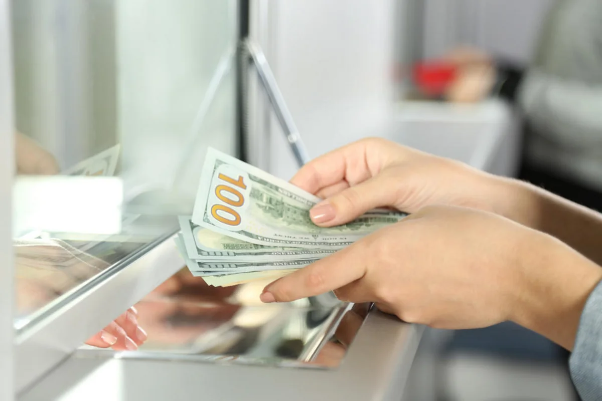 Dollar almaq istəyənlərin NƏZƏRİNƏ!