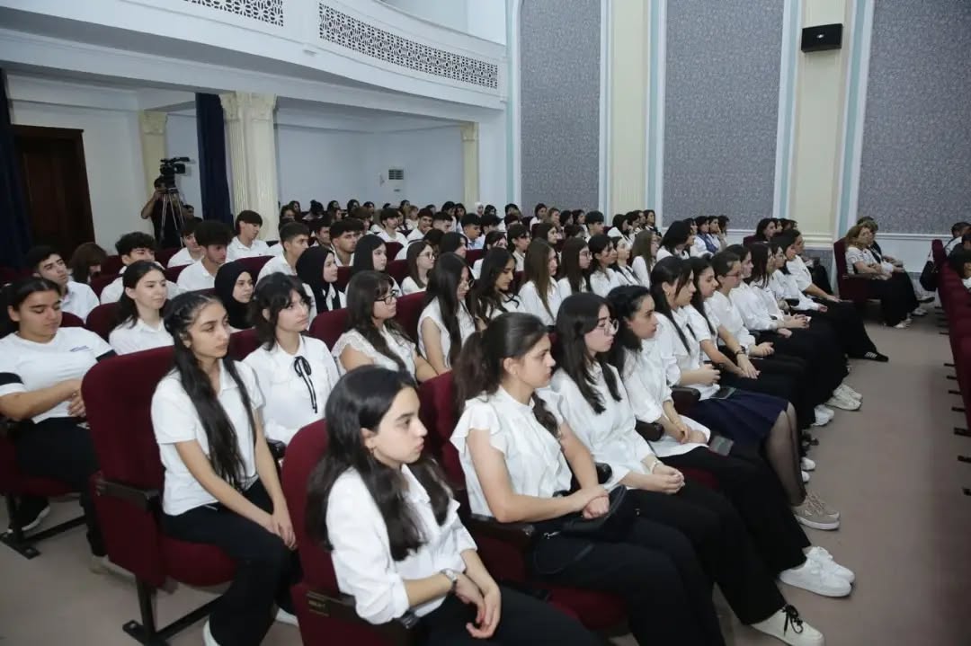 Ağalar Vəliyev Xaçmazda yüksək nəticə göstərərək tələbə olan gənclərlə görüşdü - FOTOLAR