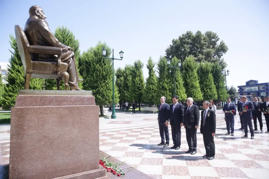 Ağalar Vəliyev Xaçmazda yüksək nəticə göstərərək tələbə olan gənclərlə görüşdü - FOTOLAR