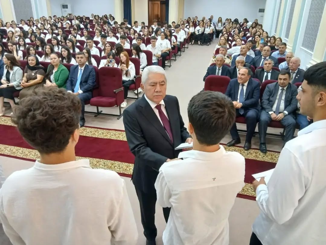 Ağalar Vəliyev Xaçmazda yüksək nəticə göstərərək tələbə olan gənclərlə görüşdü - FOTOLAR