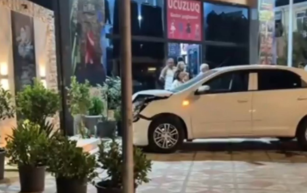 Avtomobil şəhid abidəsinə çırpıldı - Video