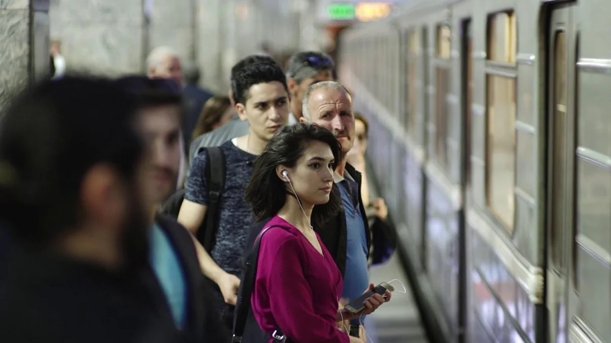 Metroya minənlərin sayı AZALDI