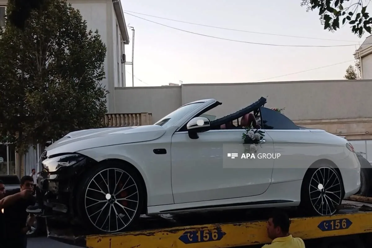 Gəncədə toy karvanında gəlin maşını qəzaya düşdü