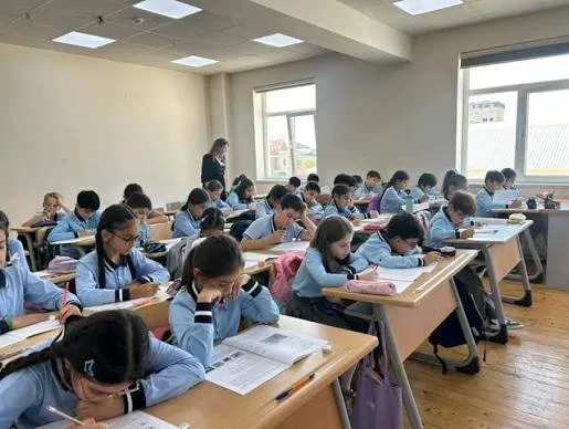 Sıxlığa görə məktəb və universitetlərdə dərs saatları dəyişəcək?