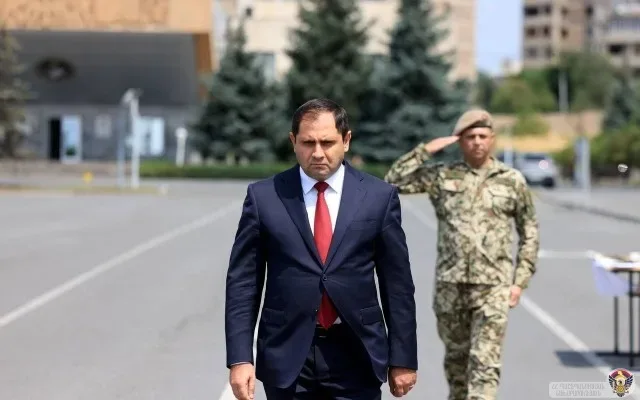 Ermənistanın müdafiə naziri Çinə getdi