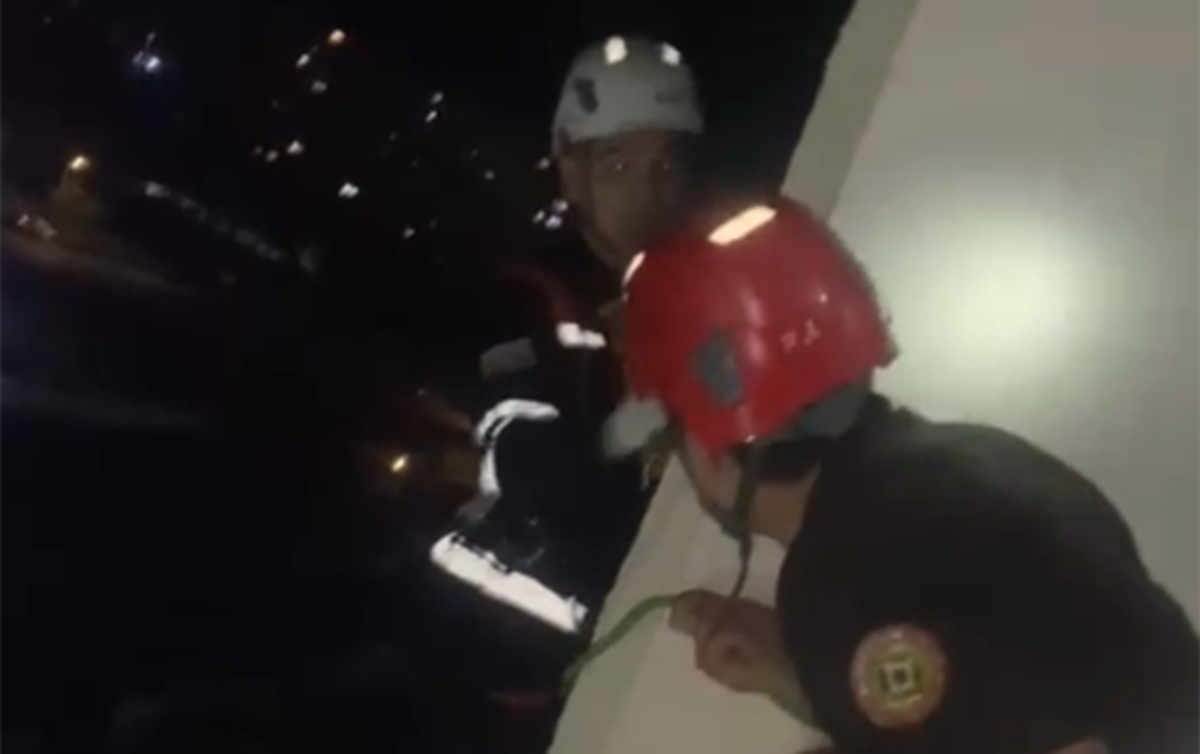 Mənzilin qapı zənginə oyanmayan uşağı - Xilasedicilər eyvandan... - VİDEO