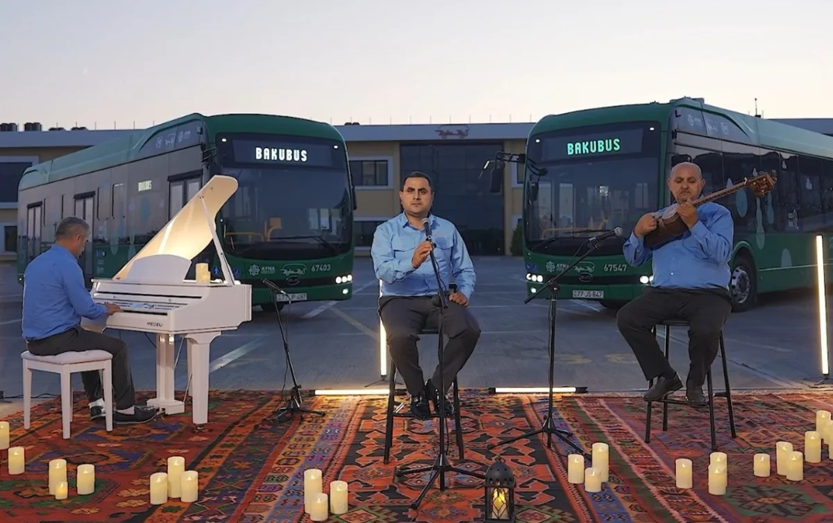 Avtobus sürücülərindən maraqlı performans - Biri oxudu, digərləri ifa etdi - Video