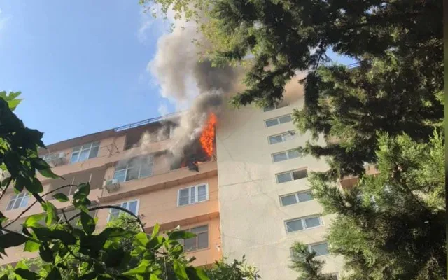 Bakıda yaşayış binasında yanğın - VİDEO