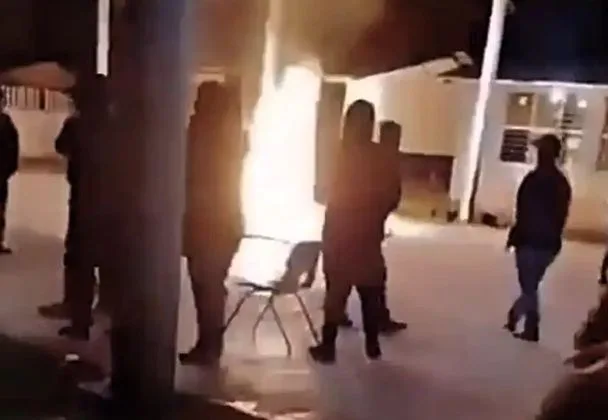 DƏHŞƏT! Cadugərliyə görə qonşularını diri-diri yandırdılar