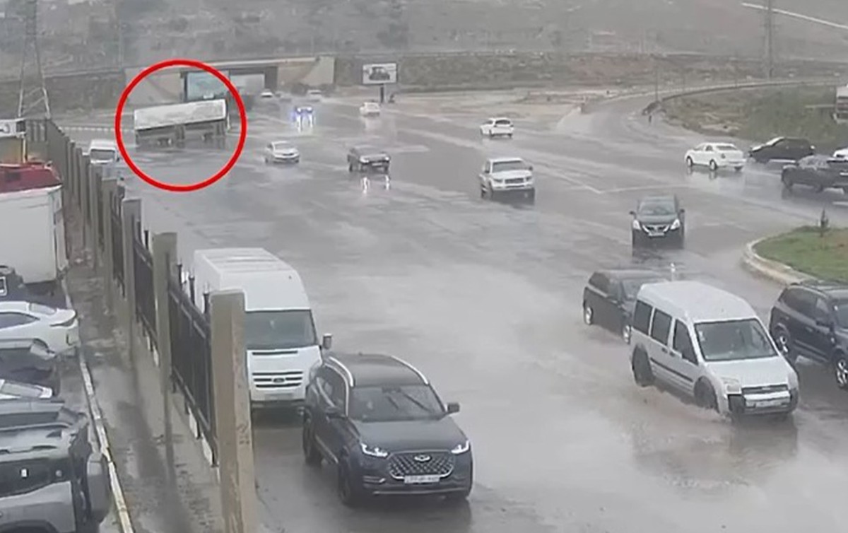 Bakıda marşrut avtobusu belə aşdı - Anbaan görüntülər