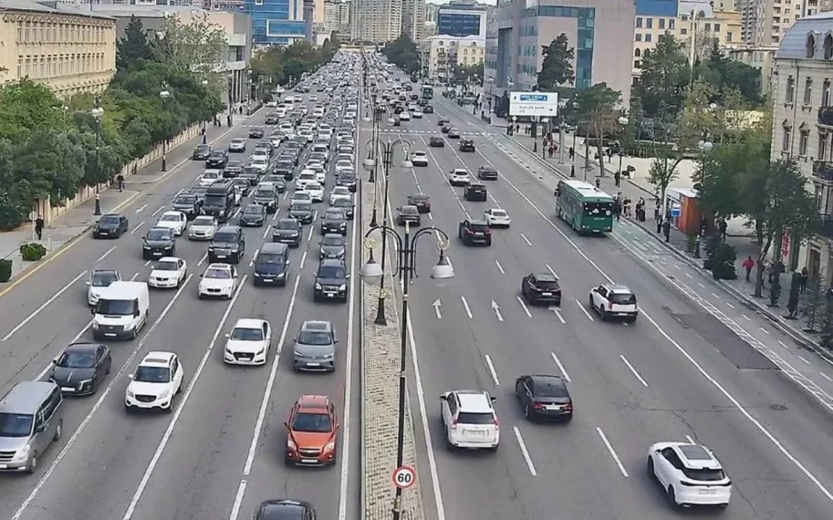 В Баку на ряде дорог наблюдаются пробки