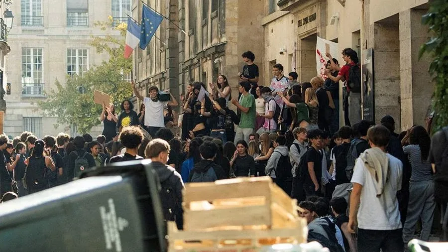 Fransada məktəb etirazları: 1802 nəfərə cinayət işi açılıb