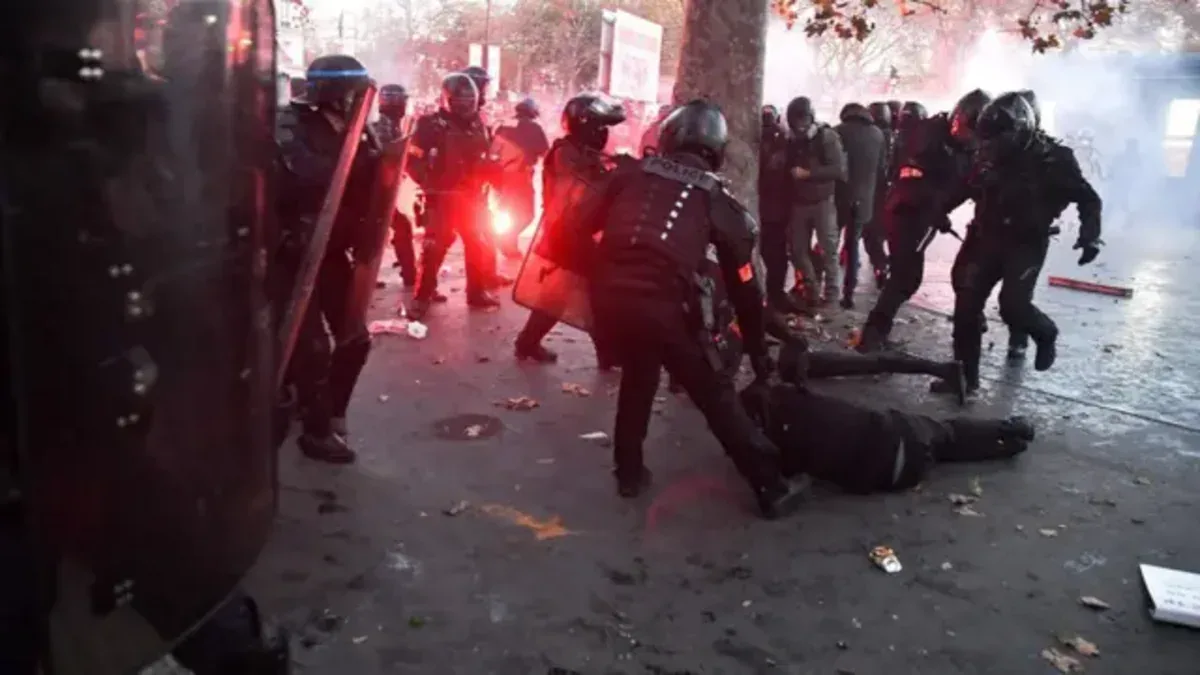 Parisdə polis etirazçılara qarşı gözyaşardıcı qaz və dəyənəklər tətbiq edib