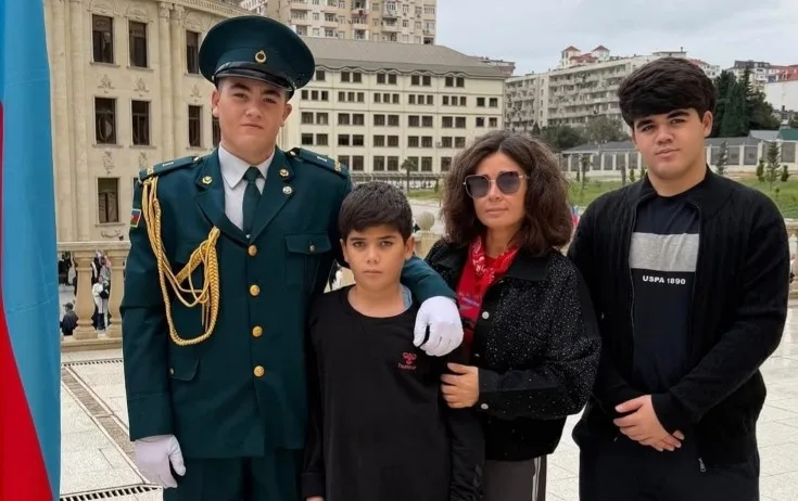 Elnarə Xəlilova oğulları ilə - FOTO