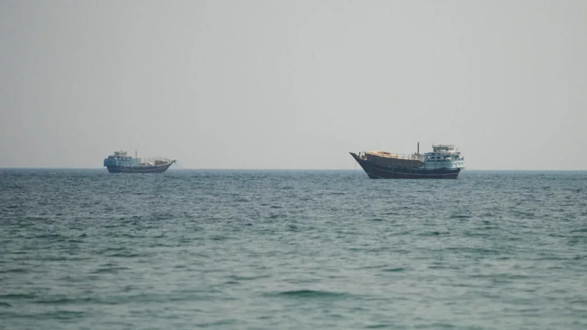 ABŞ Oman körfəzində yük gəmisinə zərbə endirib