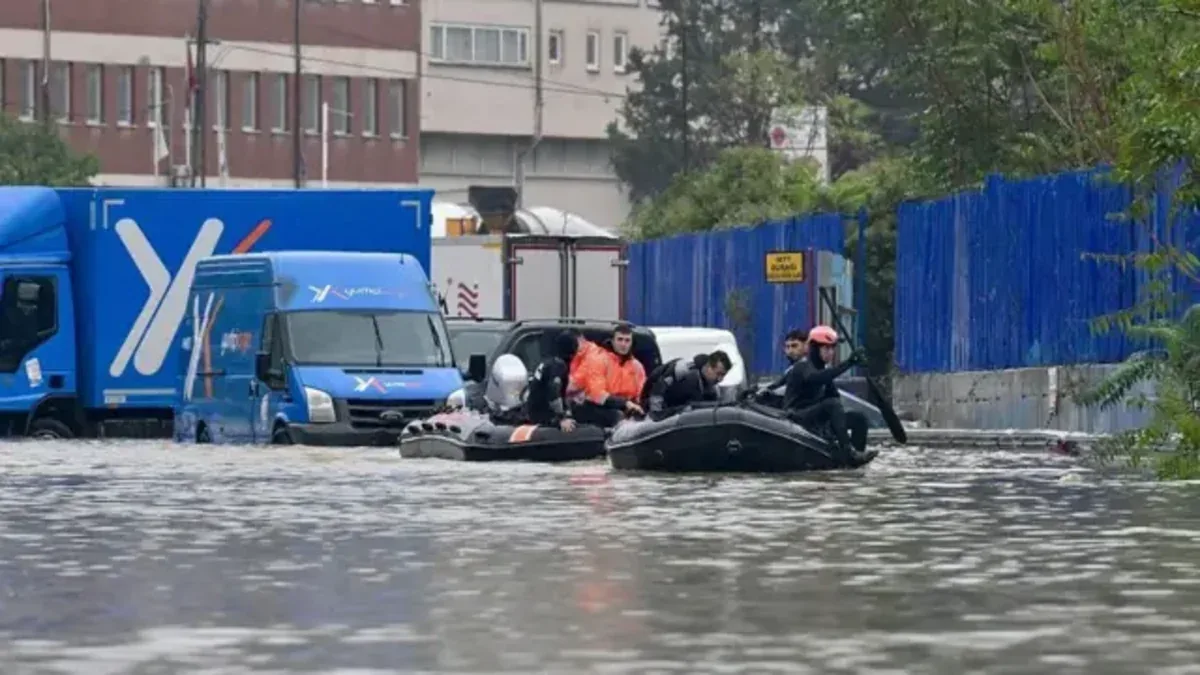 İstanbulda sel nəticəsində köməksiz qalan 3055 nəfər xilas edilib
