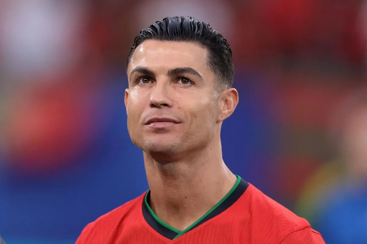 Ronaldo iki milyard dollar qazanan ilk idmançı oldu