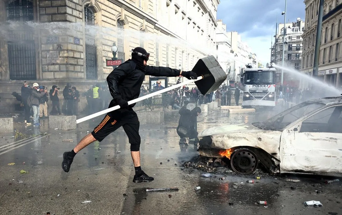 Parisin iki rayonunda komendant saatı tətbiq edilib