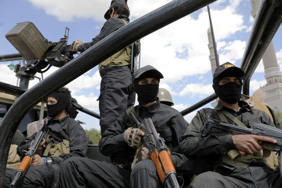 Husilər hərbi düşərgəyə və dəniz bazasına hücum edib