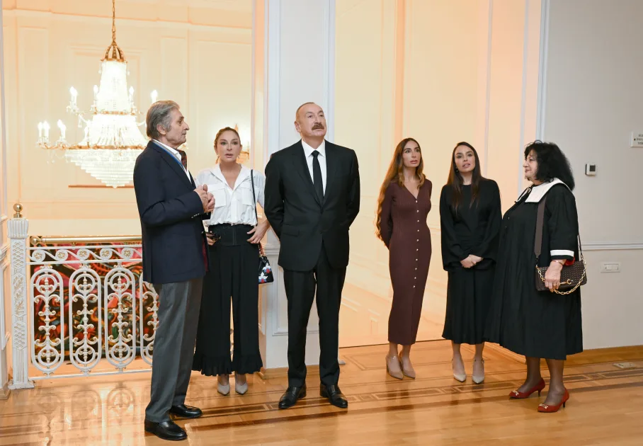 Prezident və ailə üzvləri sərgi ilə tanış olub - FOTOLAR